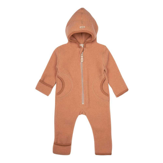 Baby Overall aus Wollfleece in soft-caramel, frontal fotografiert. Pure Pure by Bauer, Bärechind Winterthur Zürich Schweiz.