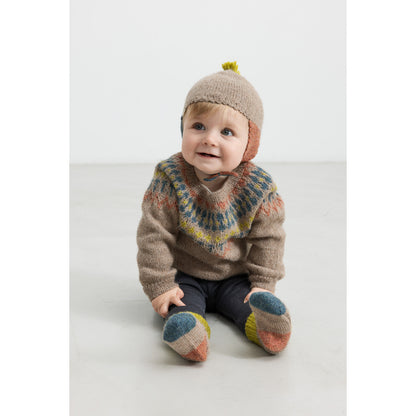 Baby trägt MarMar Azusa Socken Multicolour Block – weiche Alpakawolle