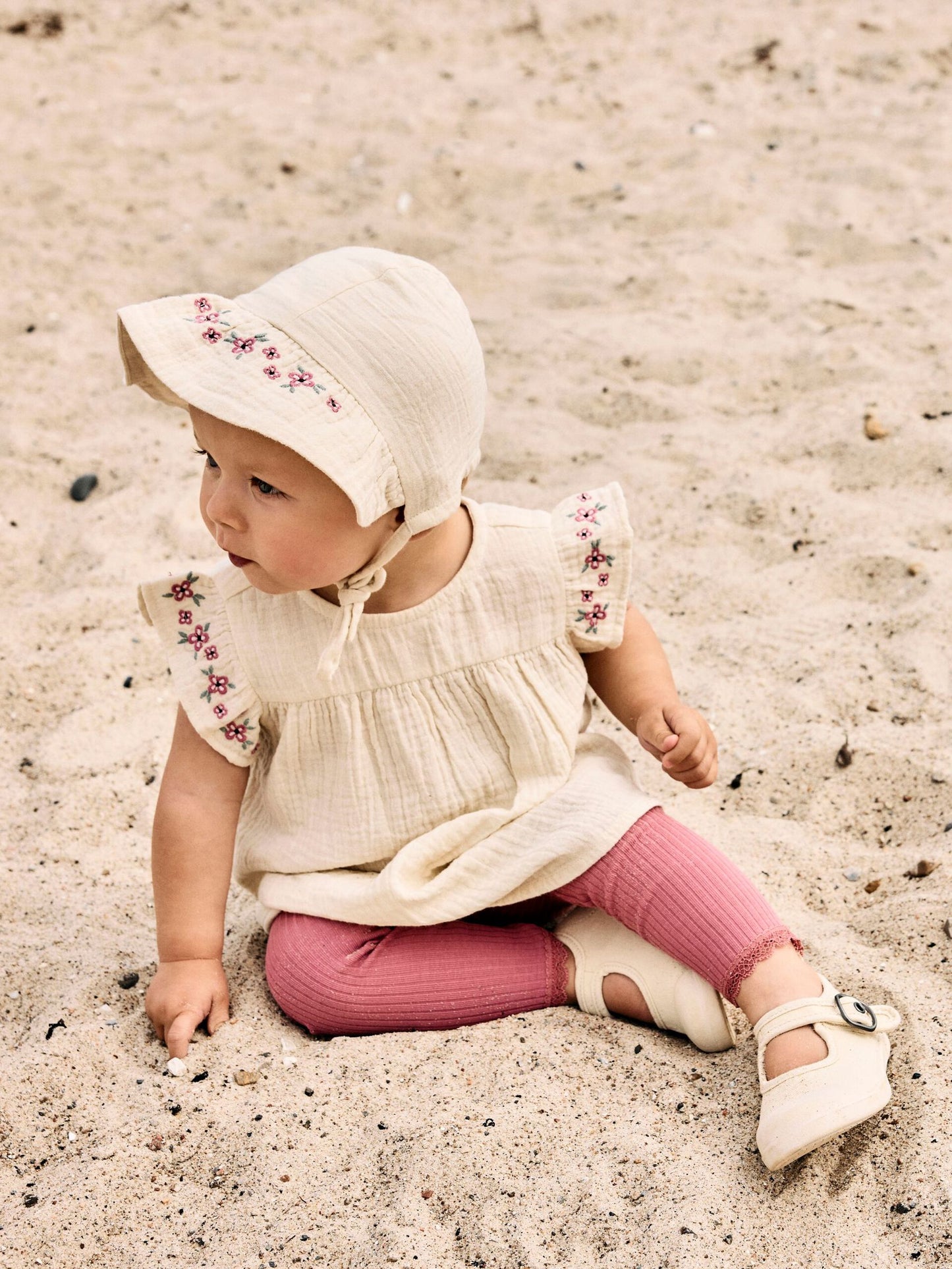 Baby trägt rosa Ripp Leggings aus Baumwolle von NAME IT, im Bärechind Winterthur Zürich Schweiz kaufen