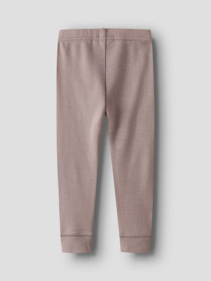 Rückseite der weichen Baby Wollleggings in Mauve – zu kaufen bei Bärechind in Winterthur, Zürich, Schweiz.