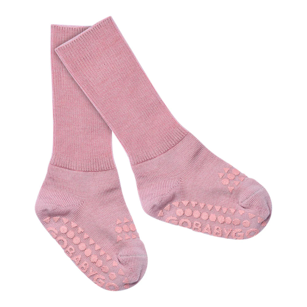Rosefarbene Wollsocken für Babys von GoBabyGo – rutschfest, warm und ideal für kalte Tage