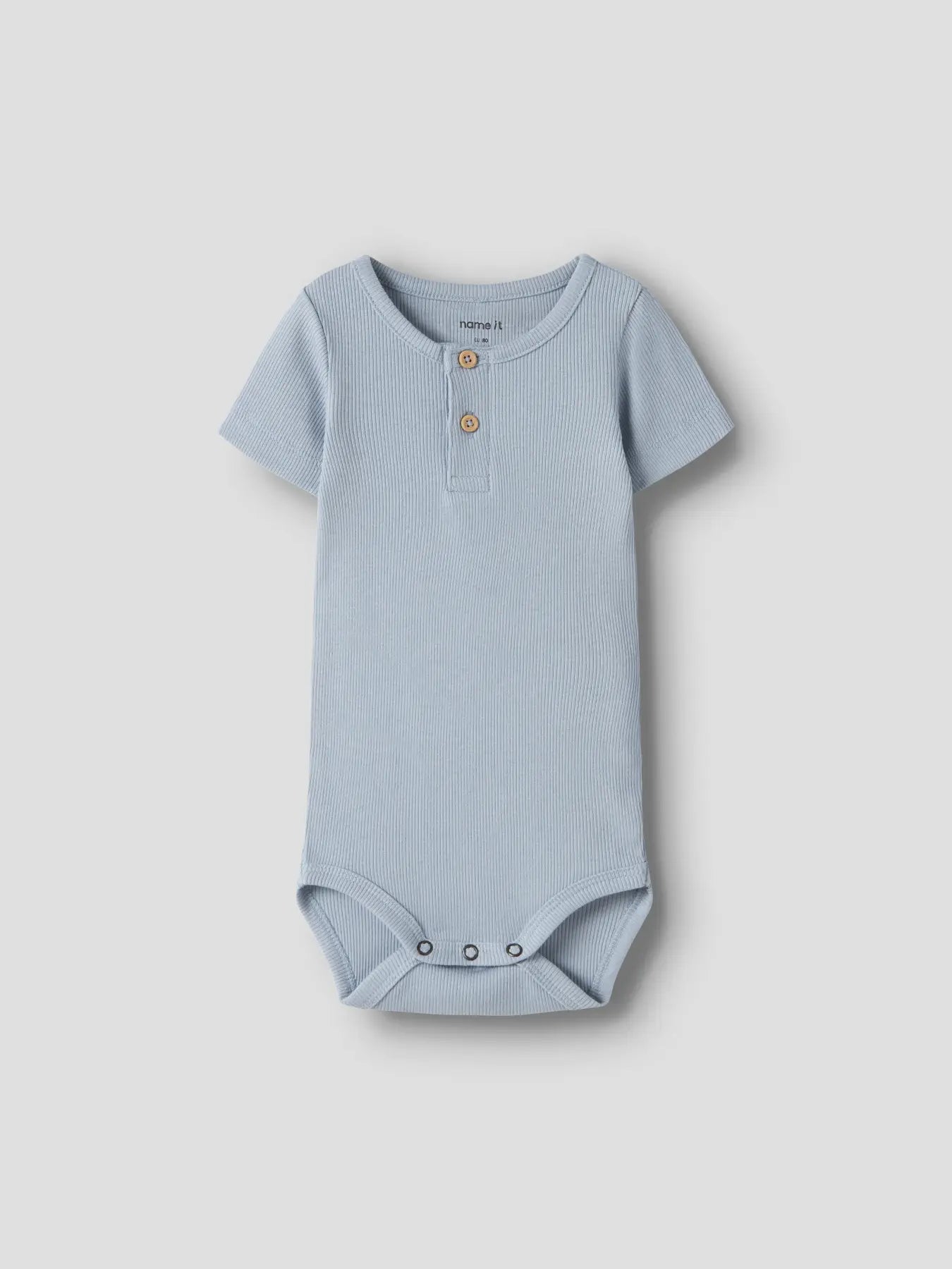 Hellblauer Babybody aus Baumwolle mit kurzen Ärmeln, erhältlich bei Bärechind Winterthur Zürich Schweiz.