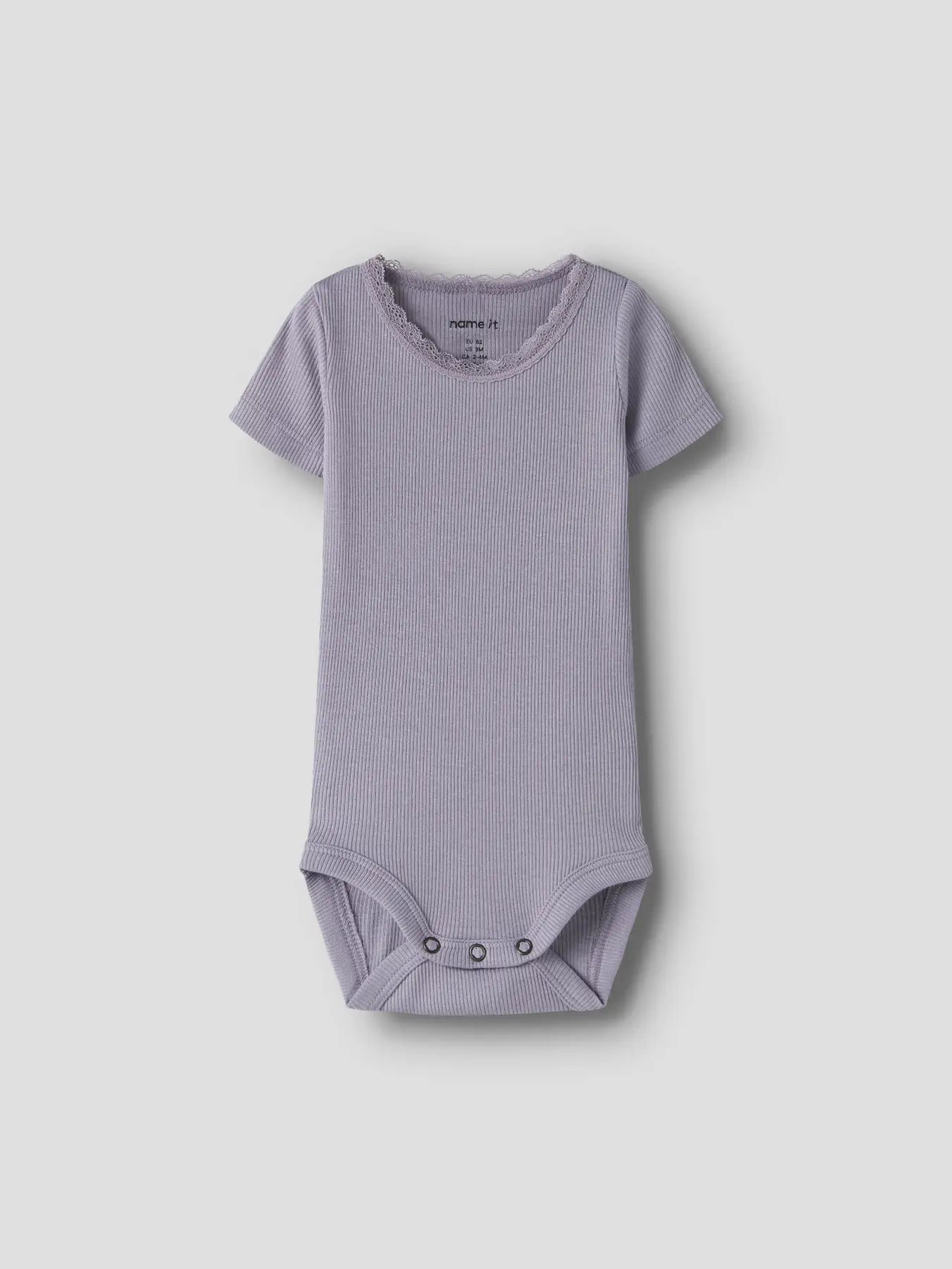Lavendelgrauer Babybody aus Baumwolle mit kurzen Ärmeln, erhältlich bei Bärechind Winterthur Zürich Schweiz.