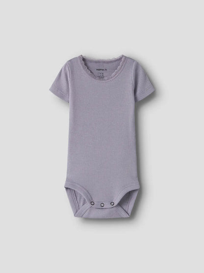 Lavendelgrauer Babybody aus Baumwolle mit kurzen Ärmeln, erhältlich bei Bärechind Winterthur Zürich Schweiz.