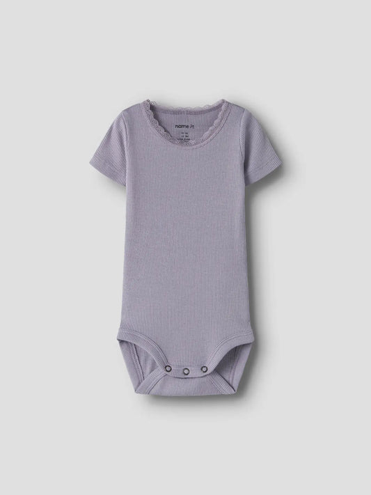 Lavendelgrauer Babybody aus Baumwolle mit kurzen Ärmeln, erhältlich bei Bärechind Winterthur Zürich Schweiz.
