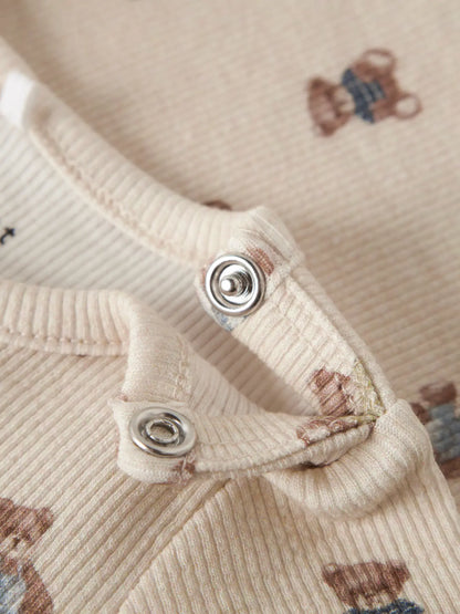 Detailansicht Teddybären-Print und Druckknöpfe am Babybody von name it im Bärechind Winterthur Zürich Schweiz