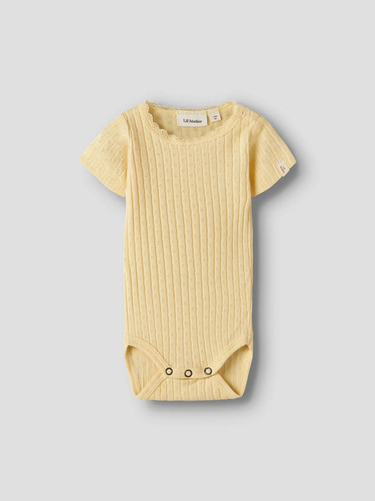  Gelber Babybody aus gerippter Bio-Baumwolle flachliegend, erhältlich bei Bärechind in Winterthur, Zürich, Schweiz