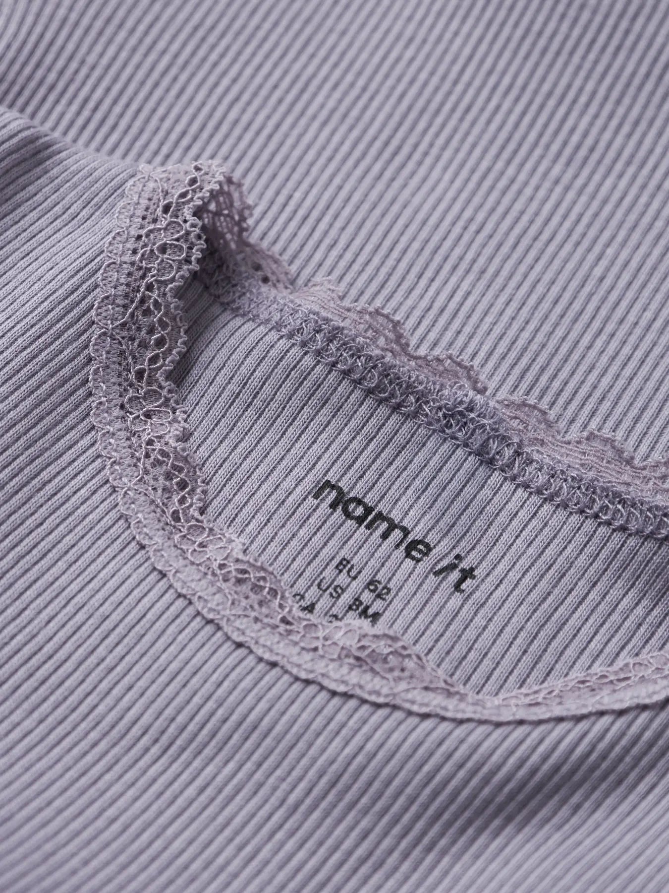 Detail vom Baby Kurzarm Body in lavendelgrau aus weicher Baumwolle, erhältlich bei Bärechind Winterthur Zürich Schweiz.