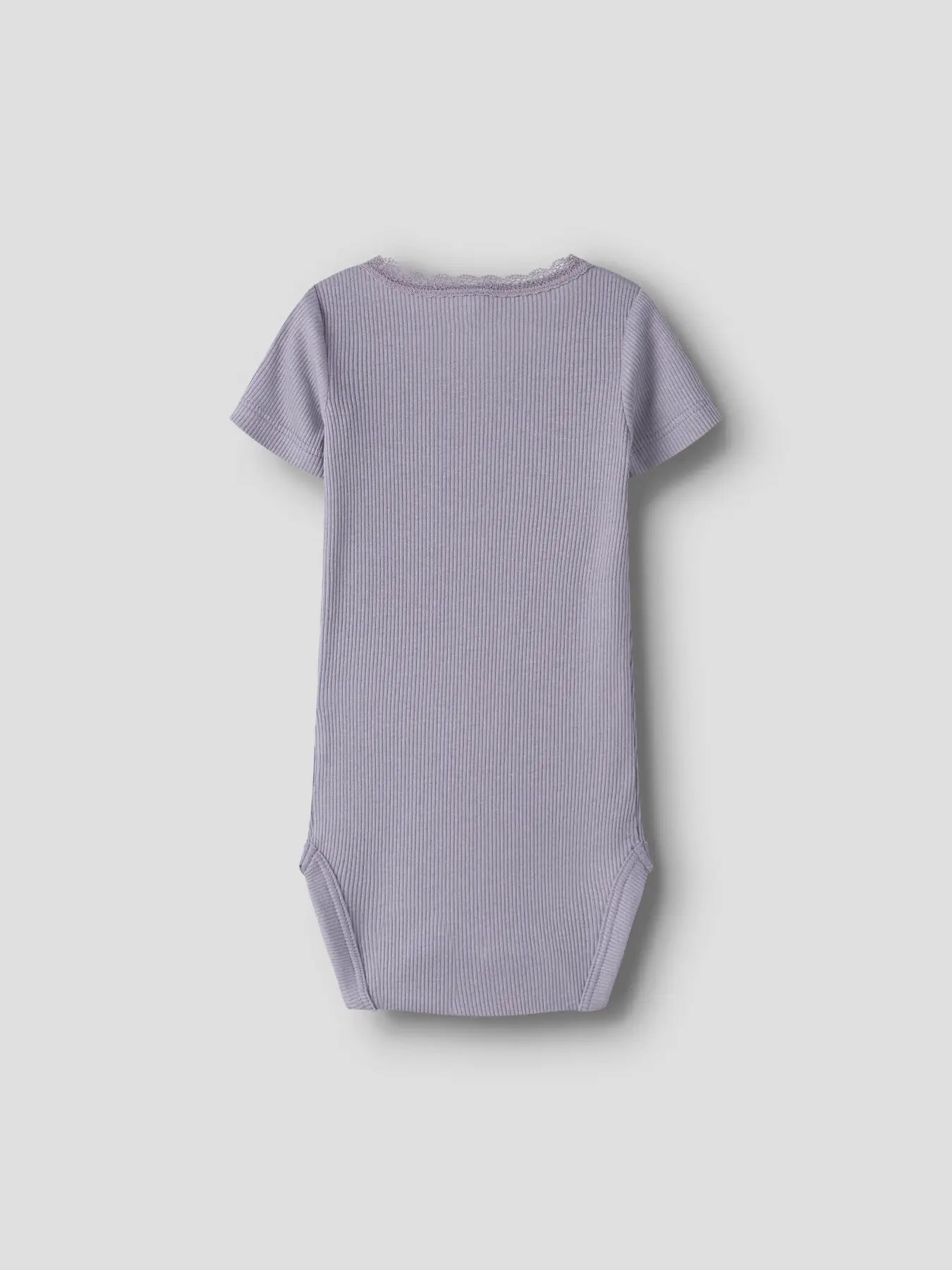Baby Kurzarm Body in lavendelgrau aus weicher Baumwolle, erhältlich bei Bärechind Winterthur Zürich Schweiz.
