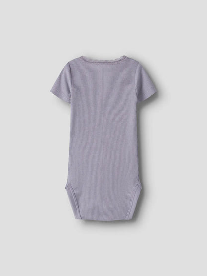 Baby Kurzarm Body in lavendelgrau aus weicher Baumwolle, erhältlich bei Bärechind Winterthur Zürich Schweiz.