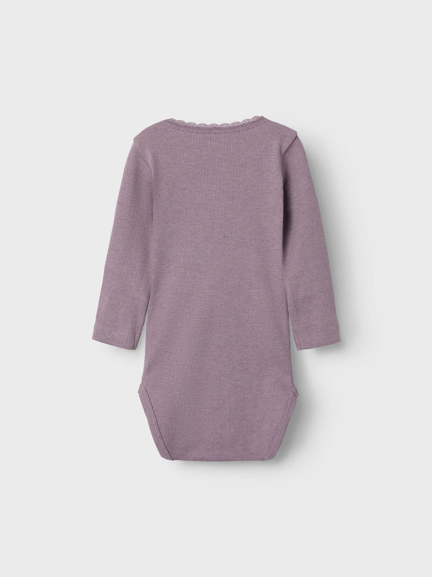 Babybody in Lila-Ton Elderberry Melange von NAME IT, fotografiert im Bärechind in Winterthur, Zürich Schweiz.