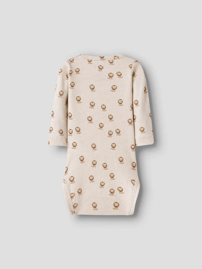 NAME IT Langarm Babybody mit Allover Löwenprint in Creme flachliegend, im Bärechind Winterthur Zürich Schweiz kaufen
