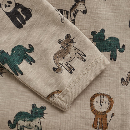 Detailansicht vom Langarm-Babybody aus Baumwolle in Cappuccino mit buntem Tierprint – erhältlich bei Bärechind Winterthur