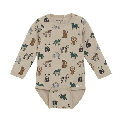 Vorderansicht vom Langarm-Babybody aus Baumwolle in Cappuccino mit buntem Tierprint – erhältlich bei Bärechind Winterthur.