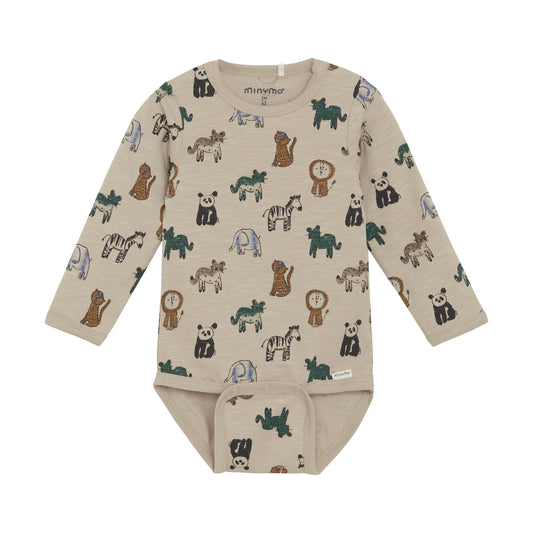 Vorderansicht vom Langarm-Babybody aus Baumwolle in Cappuccino mit buntem Tierprint – erhältlich bei Bärechind Winterthur.