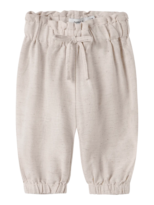 Babyhose aus Leinen Baumwolle mit Bindeband in Beige zu kaufen im Kinderladen Bärechind in Winterthur, Zürich, Schweiz.