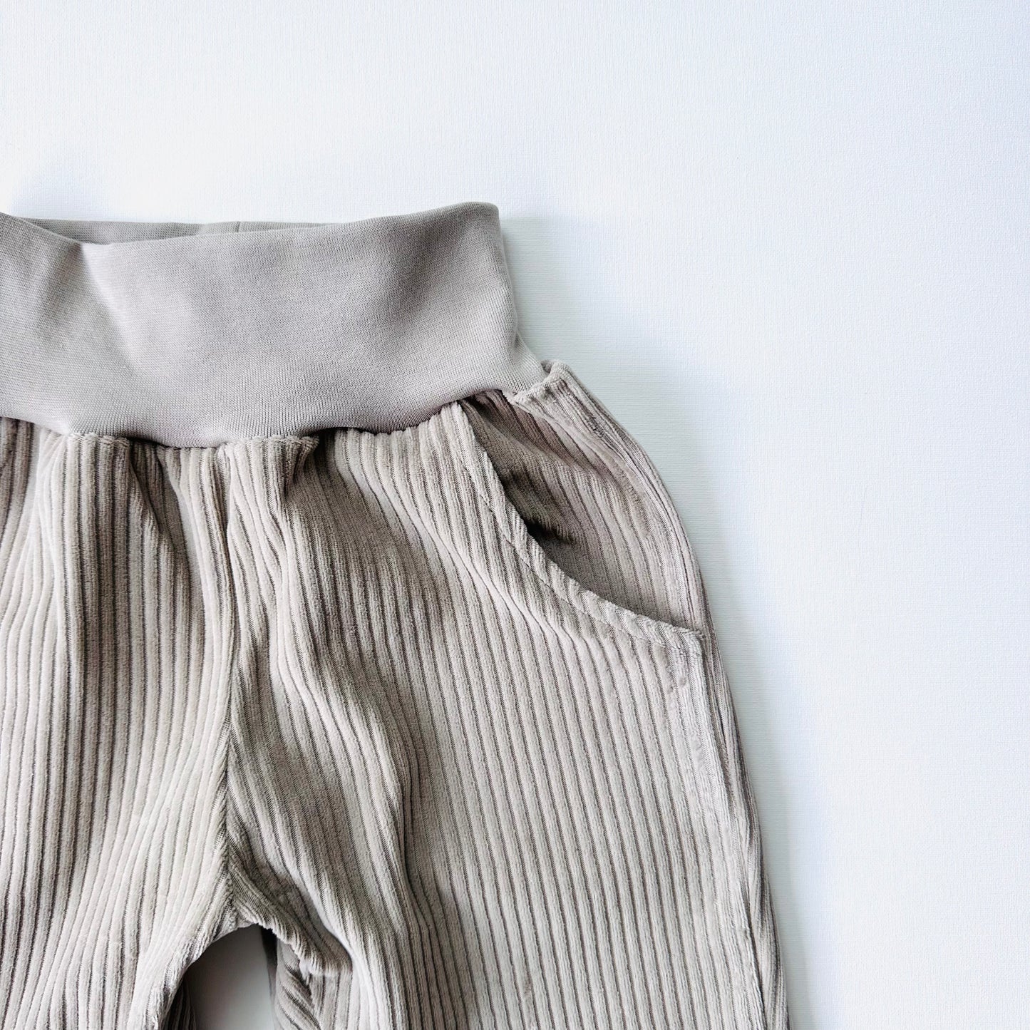 Babyhose aus Cordnicky-Stoff in Steingrau, weich und bequem, handgemacht von Raketenkind im Bärechind in Winterthur, Zürich Schweiz.