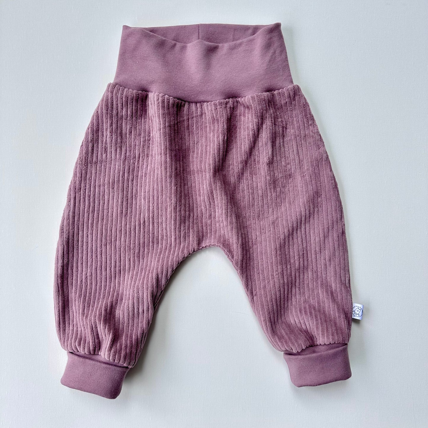 Babyhose aus Cordnicky-Stoff in Woodrose, weich und dehnbar, handgemacht von Raketenkind im Bärechind in Winterthur, Zürich Schweiz.