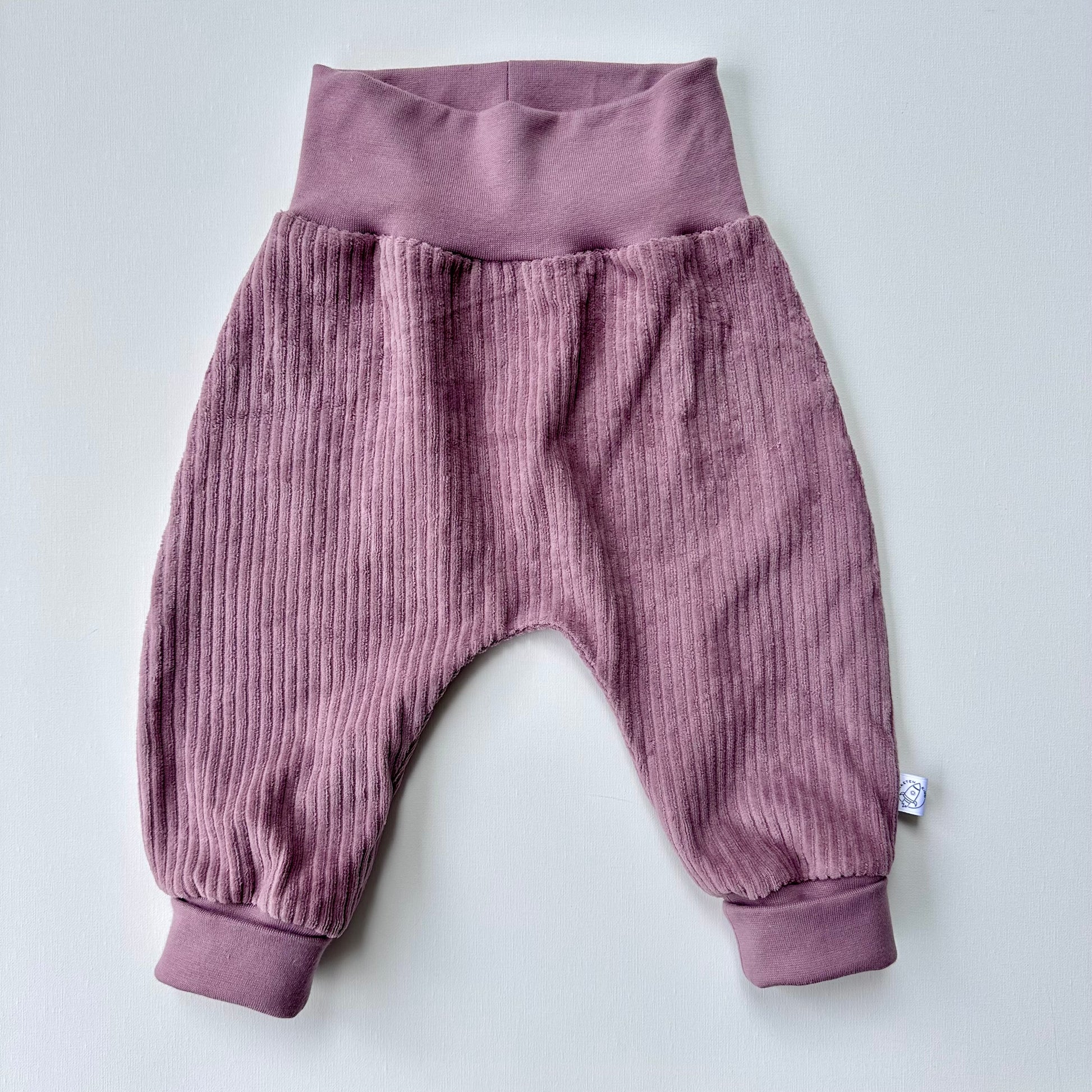 Babyhose aus Cordnicky-Stoff in Woodrose, weich und dehnbar, handgemacht von Raketenkind im Bärechind in Winterthur, Zürich Schweiz.