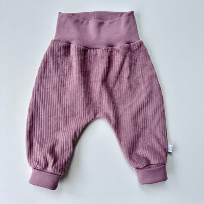 Babyhose aus Cordnicky-Stoff in Woodrose, weich und dehnbar, handgemacht von Raketenkind im Bärechind in Winterthur, Zürich Schweiz.