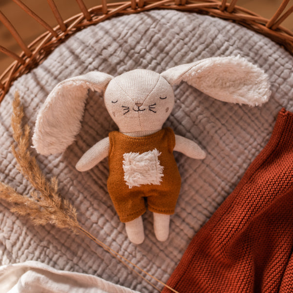 Babyrassel Hase rost von Ava&Yves aus Bio Baumwolle –zu kaufen im Kinderladen Bärechind Winterthur Zürich Schweiz.