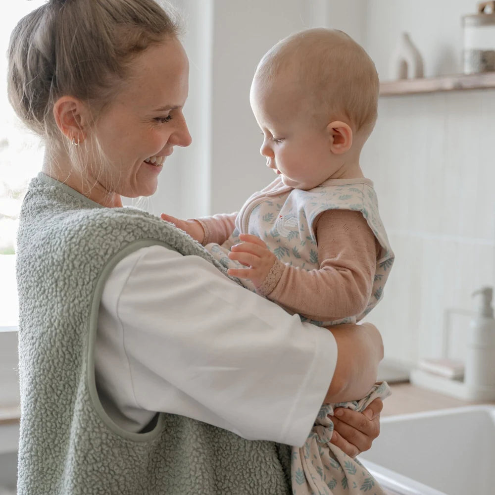 Emma & Noah Babyschlafsack mit 1.0 TOG und Vogelmuster an einem Baby, erhältlich im Bärechind in Winterthur und online in der Schweiz.