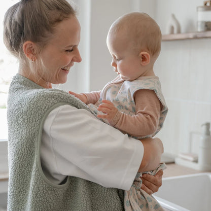Emma & Noah Babyschlafsack mit 1.0 TOG und Vogelmuster an einem Baby, erhältlich im Bärechind in Winterthur und online in der Schweiz.