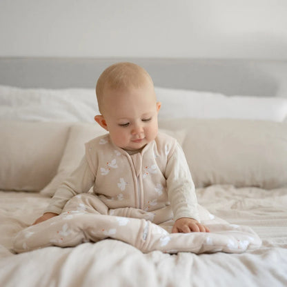 Baby mit dem Emma & Noah Kugelschlafsack für kühlere Nächte, erhältlich im Bärechind in Winterthur und online in der Schweiz.