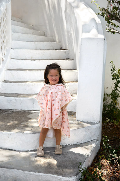 Kind trägt rosa Badeponcho mit Ice Cream Print von Lässig bei Bärechind Winterthur Zürich Schweiz