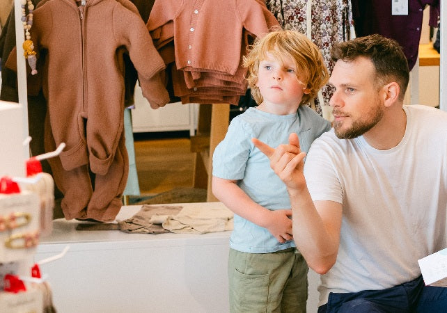Familienladen Bärenchind in Winterthur – Vater und Kind entdecken gemeinsam nachhaltige Kinderkleidung
