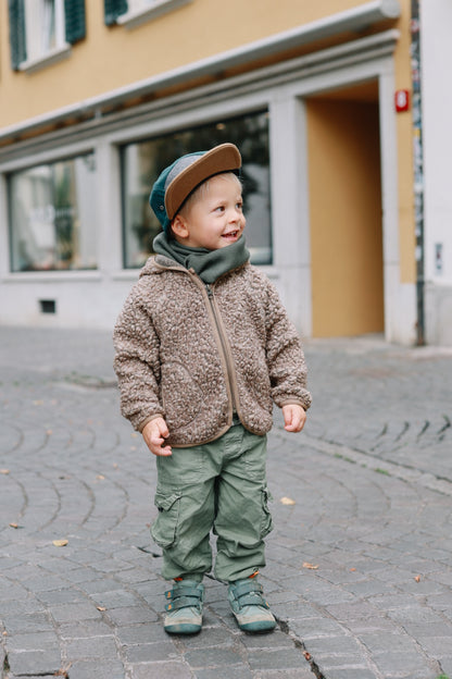 Nachhaltige Kinderkleidung von Bärechind in Winterthur: Wolljacke, Mütze und Loop.