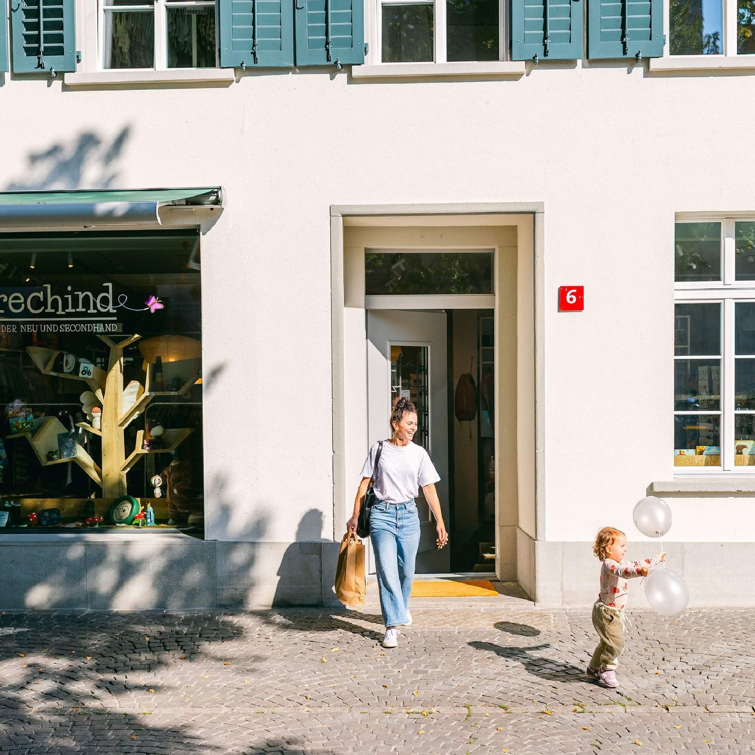 Aussenansicht vom nachhaltigen Kinderkleiderladen Bärechind am Kirchplatz in Winterthur