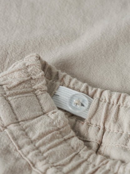 Detailansicht elastischer Bund der leichten Baumwoll Hose in Beige von NAME IT im Kinderladen Bärechind Winterthur Zürich Schweiz kaufen