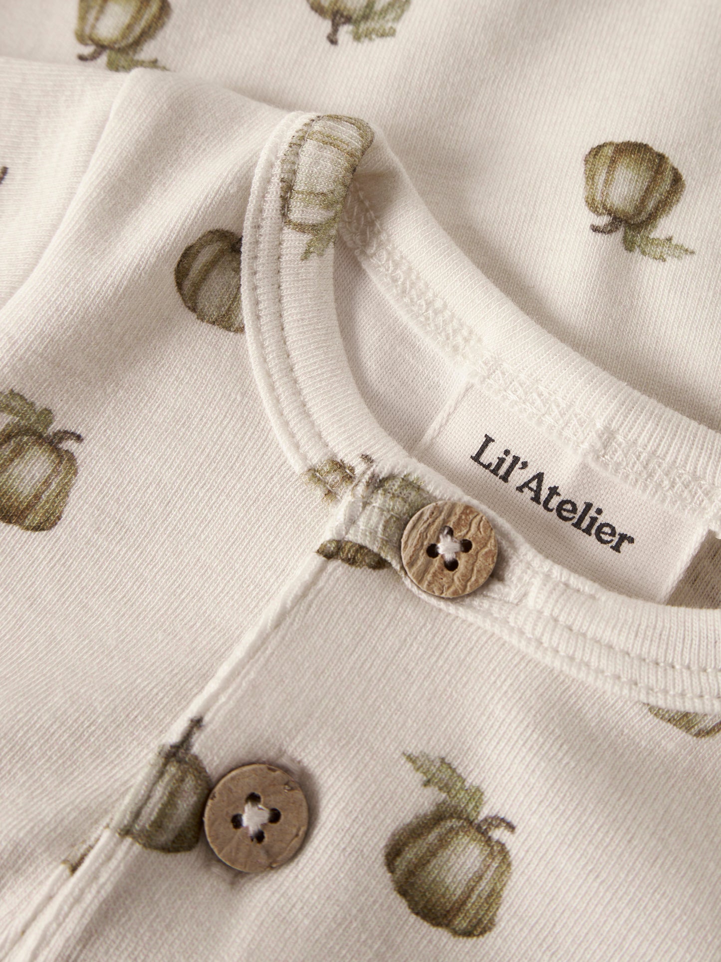 Bärechind Lil'Atelier Langarmbody, Detailansicht der Holzknöpfe