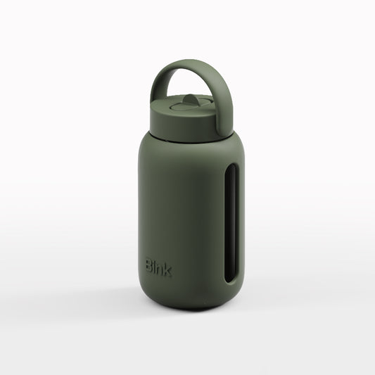 Bink Mini Bottle 500 ml in Moss mit Flip-Verschluss – kompakte Glas-Trinkflasche bei Bärechind in Winterthur, Zürich, Schweiz.