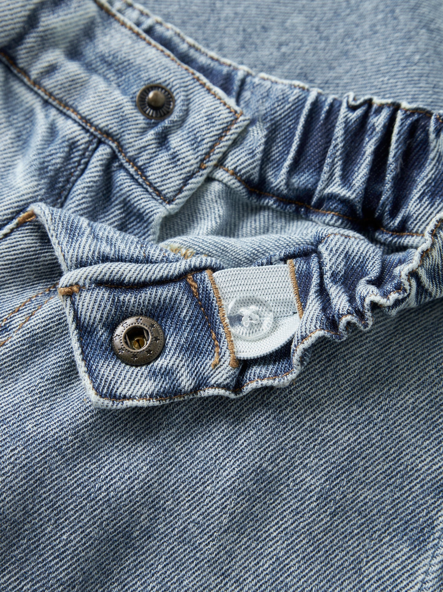 Detailansicht der Wide Jeans aus 94% Bio-Baumwolle in Medium Blue Denim