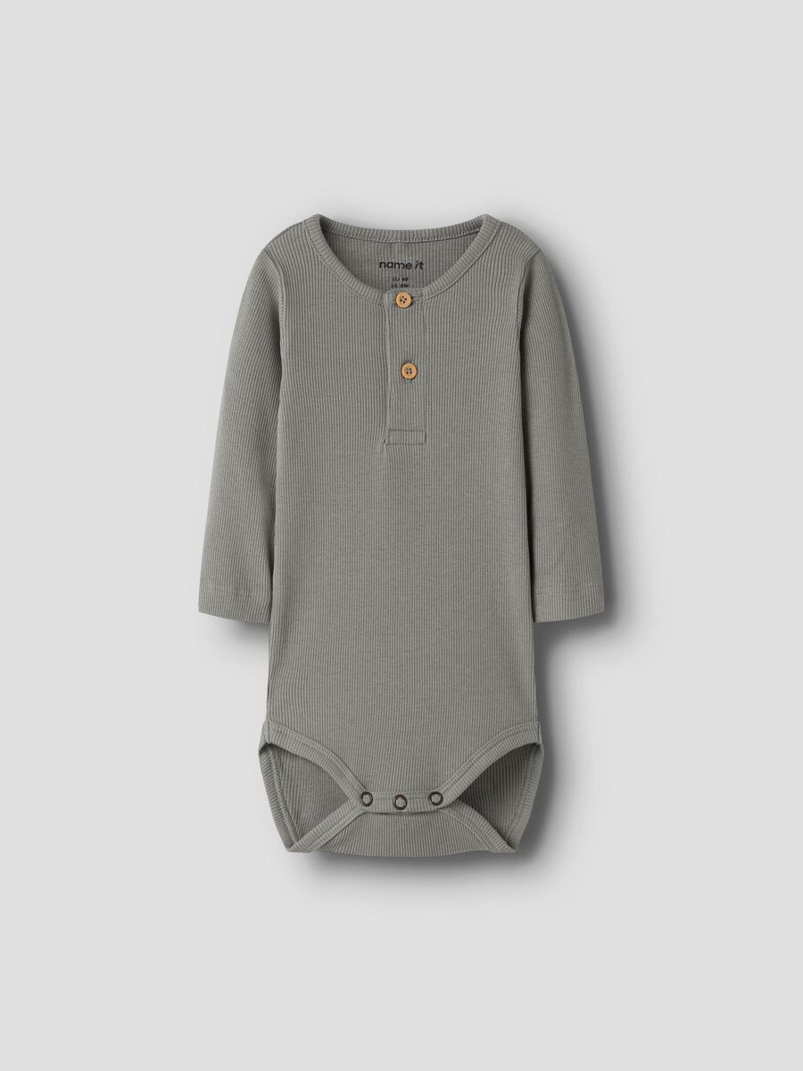 Alt-Text: Babybody aus Bio-Baumwolle in Grau Shadow, flachliegend. Zu kaufen bei Bärechind in Winterthur, Zürich Schweiz.