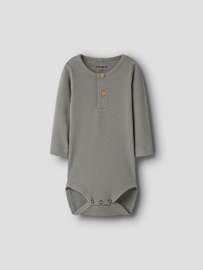 Alt-Text: Babybody aus Bio-Baumwolle in Grau Shadow, flachliegend. Zu kaufen bei Bärechind in Winterthur, Zürich Schweiz.