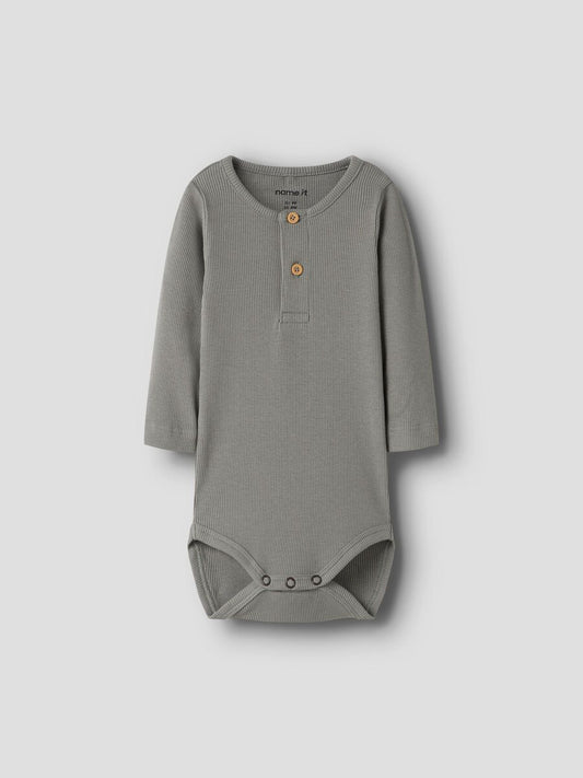 Alt-Text: Babybody aus Bio-Baumwolle in Grau Shadow, flachliegend. Zu kaufen bei Bärechind in Winterthur, Zürich Schweiz.