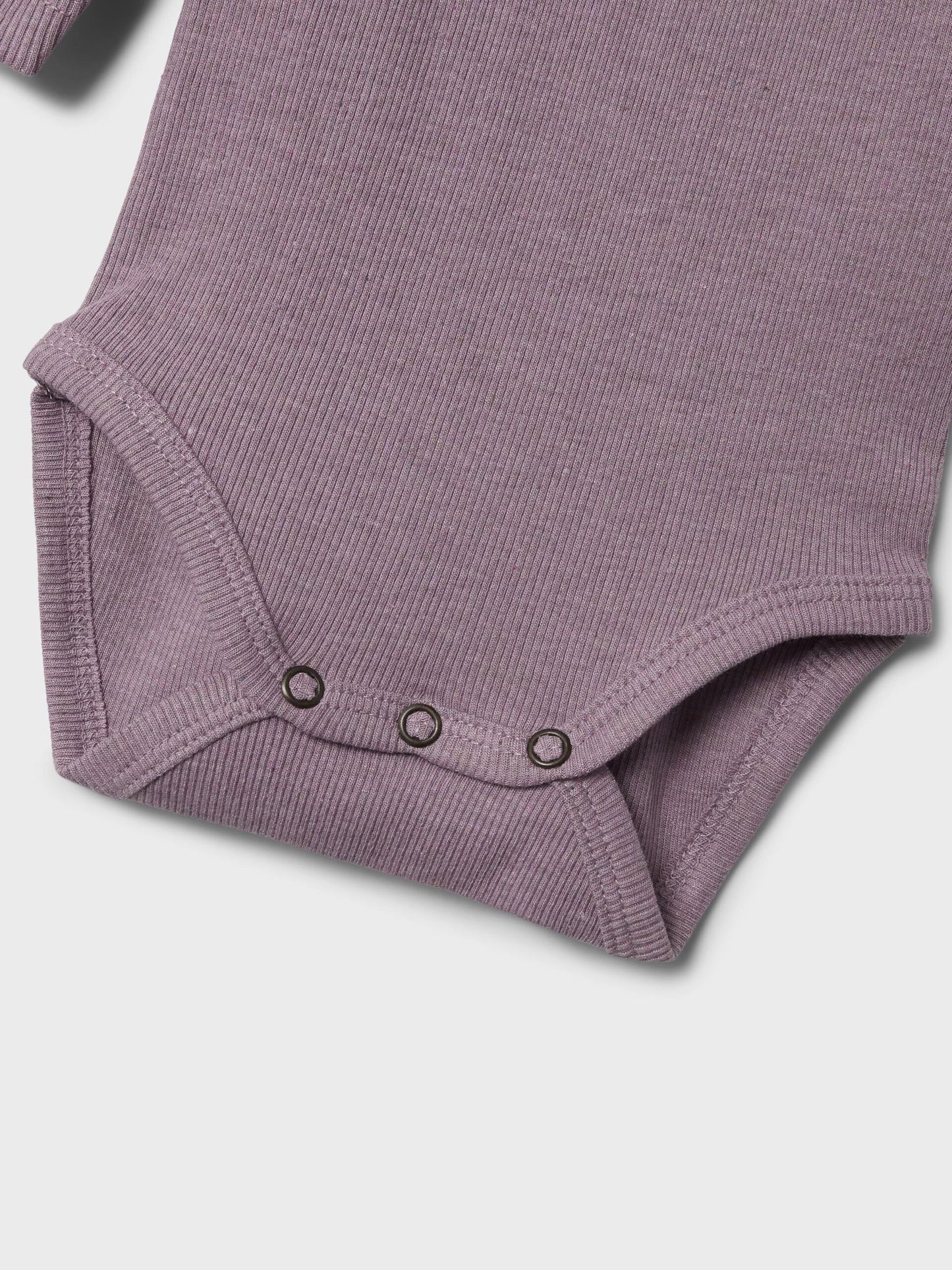 Detailaufnahme des Bodys mit Druckknöpfen von NAME IT, Elderberry Melange, erhältlich im Bärechind in Winterthur, Zürich Schweiz.