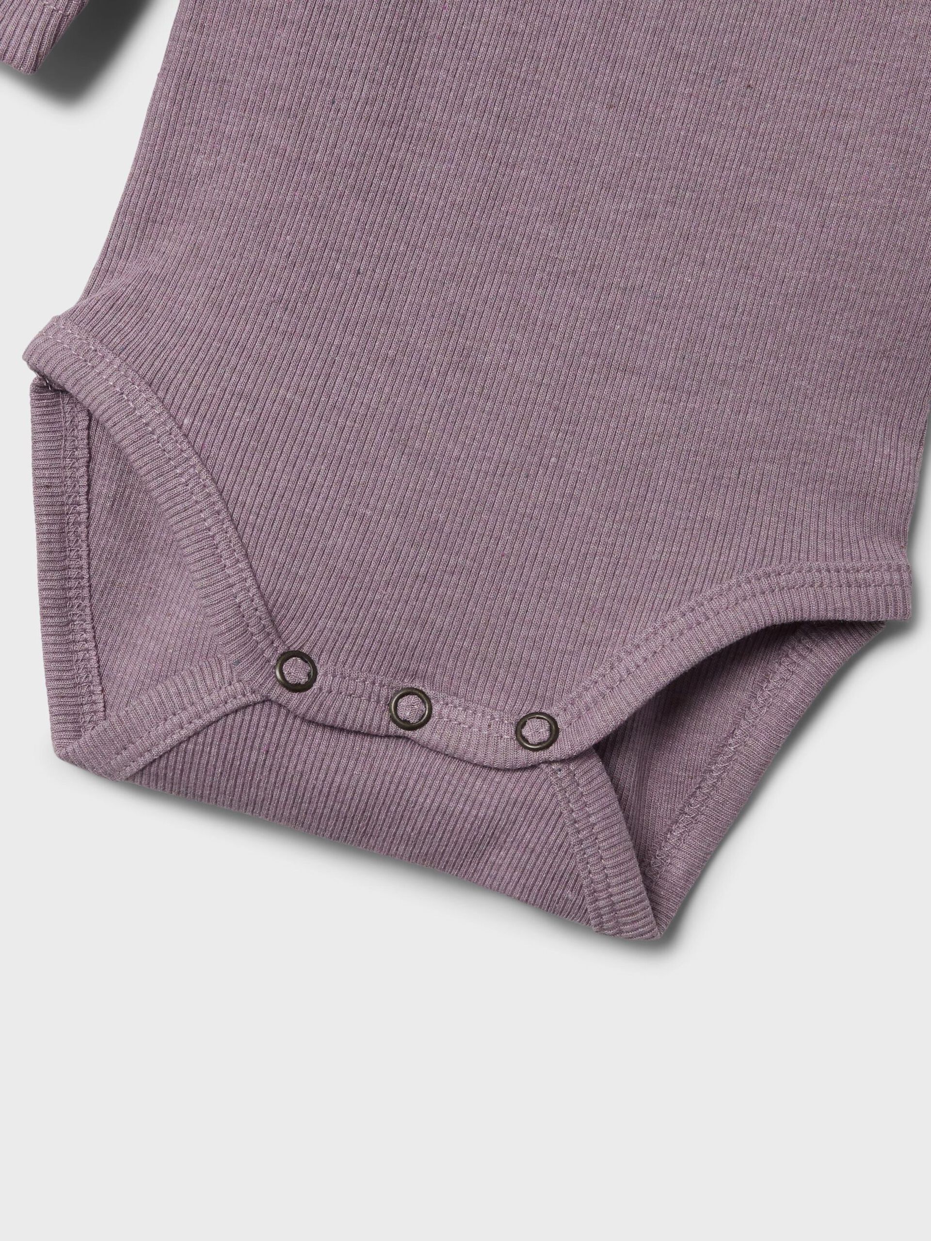 Detailaufnahme des Bodys mit Druckknöpfen von NAME IT, Elderberry Melange, erhältlich im Bärechind in Winterthur, Zürich Schweiz.