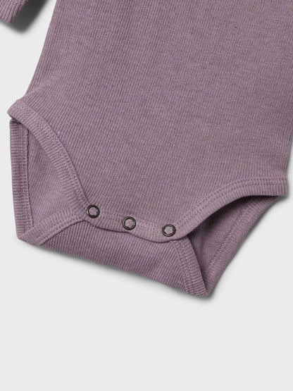 Detailaufnahme des Bodys mit Druckknöpfen von NAME IT, Elderberry Melange, erhältlich im Bärechind in Winterthur, Zürich Schweiz.