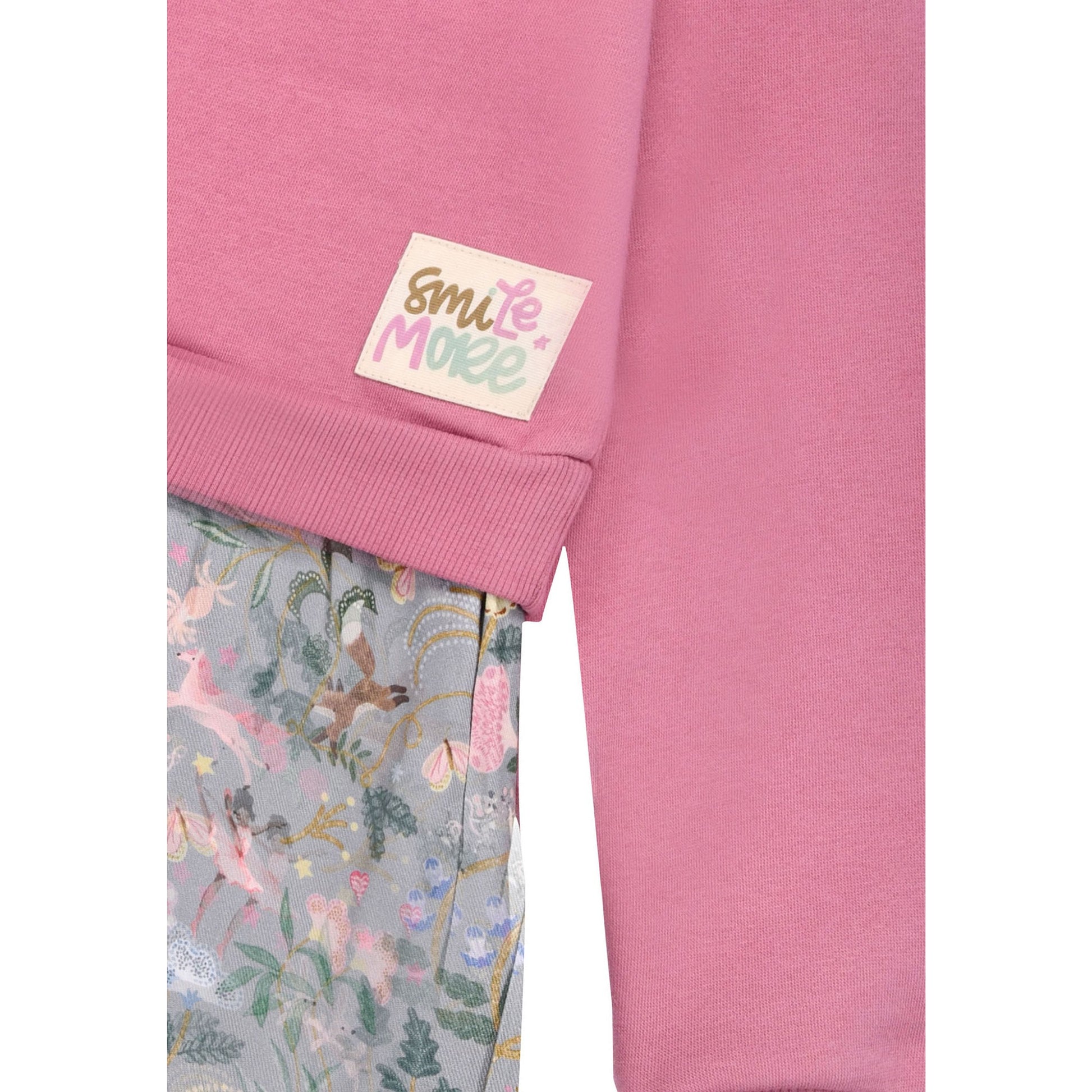 Detailaufnahme Bondi Kinder Kleid Phantasieallover – Stoffdetail und Weblabel, erhältlich im Bärechind Winterthur Schweiz