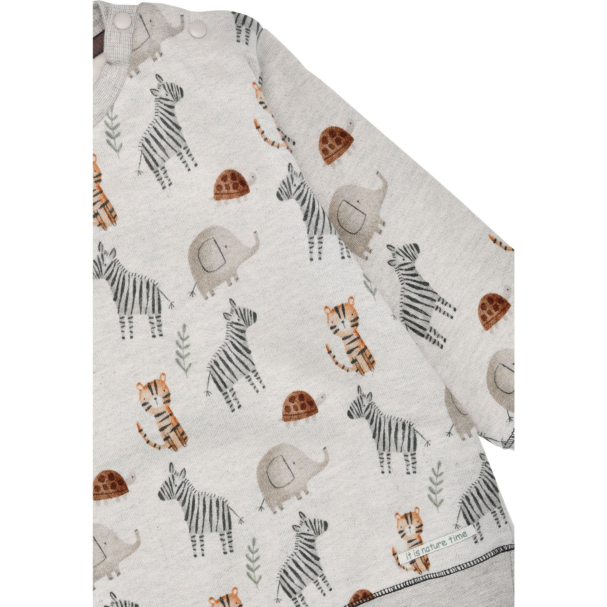 Detailaufnahme Bondi Kinder Sweatshirt Safariallover – Safari-Print Stoff, erhältlich im Bärechind Winterthur Schweiz
