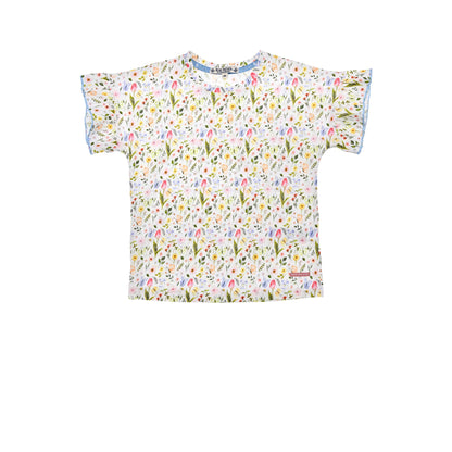 Vorderansicht des Bondi T-Shirts mit buntem Blumen-Alloverprint und Flügelärmeln – erhältlich bei Bärechind Kinderladen Schweiz