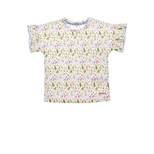 Vorderansicht des Bondi T-Shirts mit buntem Blumen-Alloverprint und Flügelärmeln – erhältlich bei Bärechind Kinderladen Schweiz
