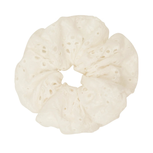 Giant Broderie Anglaise Scrunchie von Mimi & Lula – elegantes, übergrosses Haargummi in neutralem Design, erhältlich in Winterthur, Zürich, Schweiz.