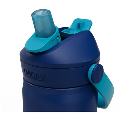 Detail der CamelBak Kindertrinkflasche Blue Haze mit geöffnetem Flip Straw Trinkhalm und praktischem Tragegriff