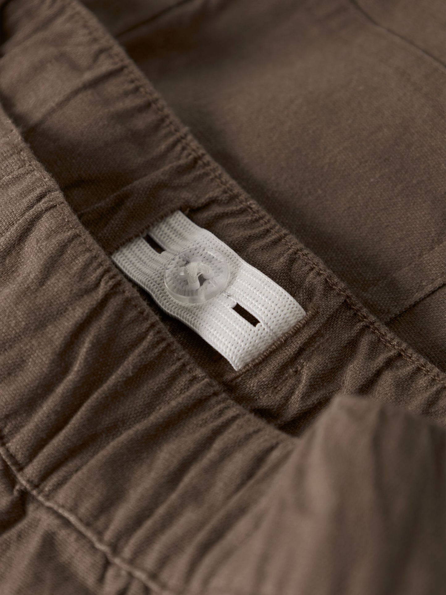 Detail des elastischen Bunds der braunen Kinder Shorts von Lil Atelier bei Bärechind Winterthur Zürich Schweiz