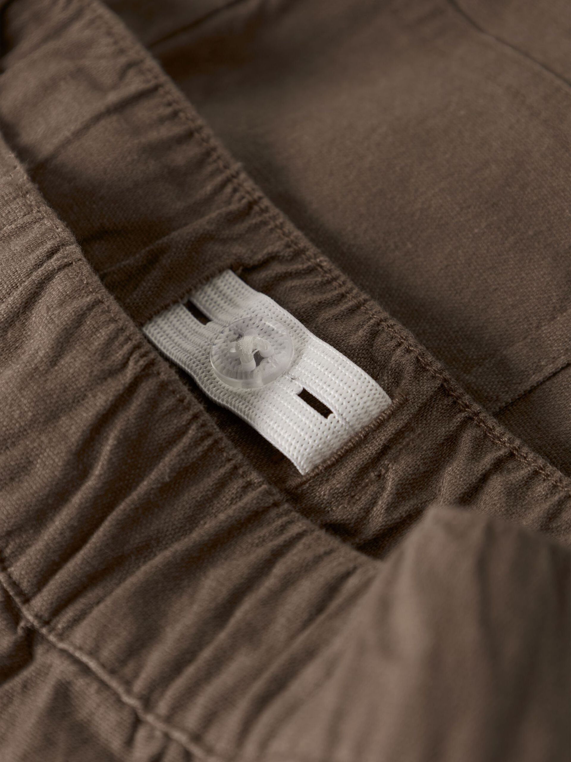 Detail des elastischen Bunds der braunen Kinder Shorts von Lil Atelier bei Bärechind Winterthur Zürich Schweiz
